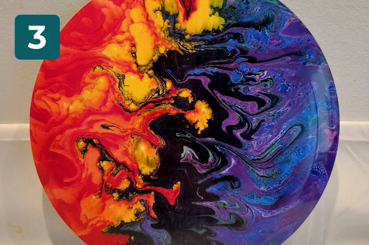 Disc with a flowing color pattern made with the gluebed method