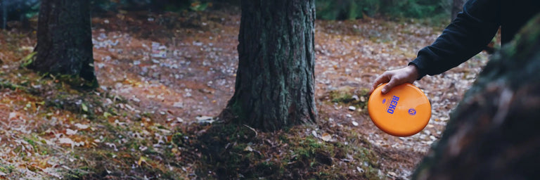 Disc golf disc i hånden på en spiller