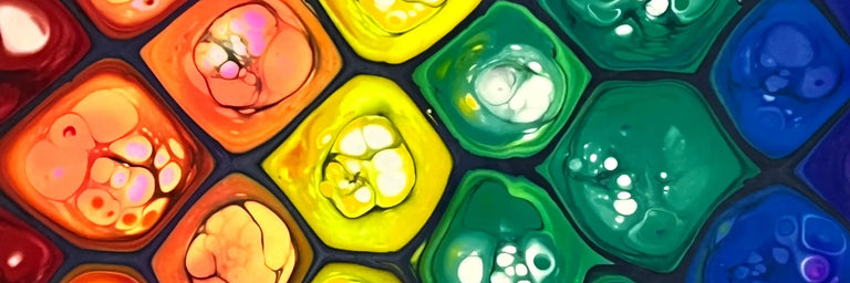 Abstrakt motiv af røde, gule, grønne og blå celler