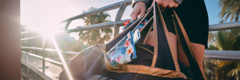 En sort og taske med en SmellWell insert i toppen båret af en kvinde